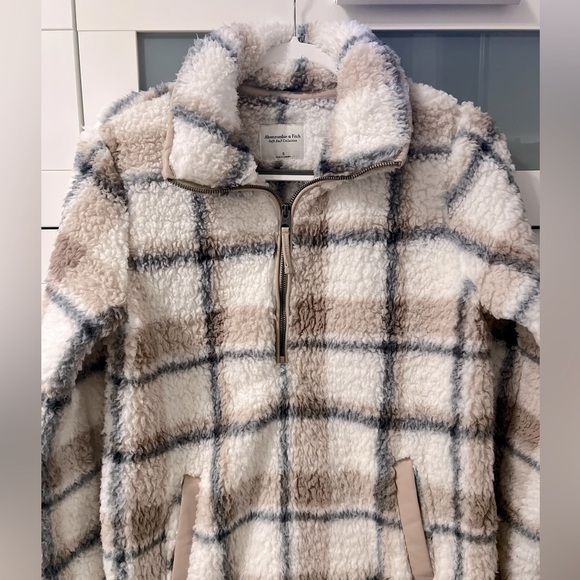 Abercrombie & Fitch Sherpa Half-Zip Elevated Trim Sweatshirt - Picture 4 of 9